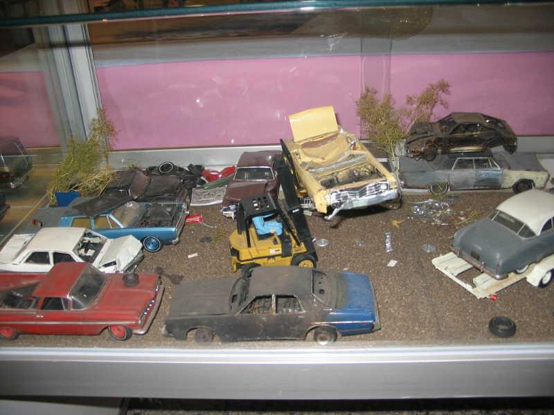 Vertedero de coches de los años 60/70 y reproducción de daños en las maquetas
