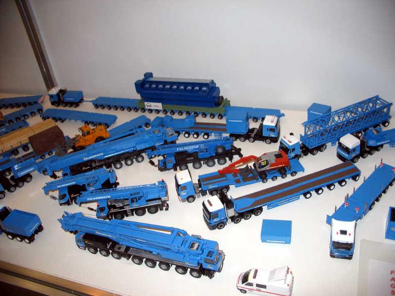 Vehículos de carretera para transportes especiales, todos de azul