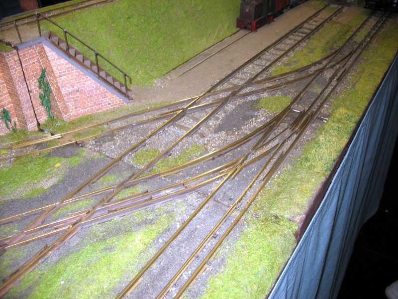 Cruces y desvíos de diferente ancho en una maqueta de escala G