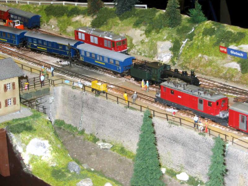 En la misma estación de Gletsch del DFB un tren a vapor recorre el circuito