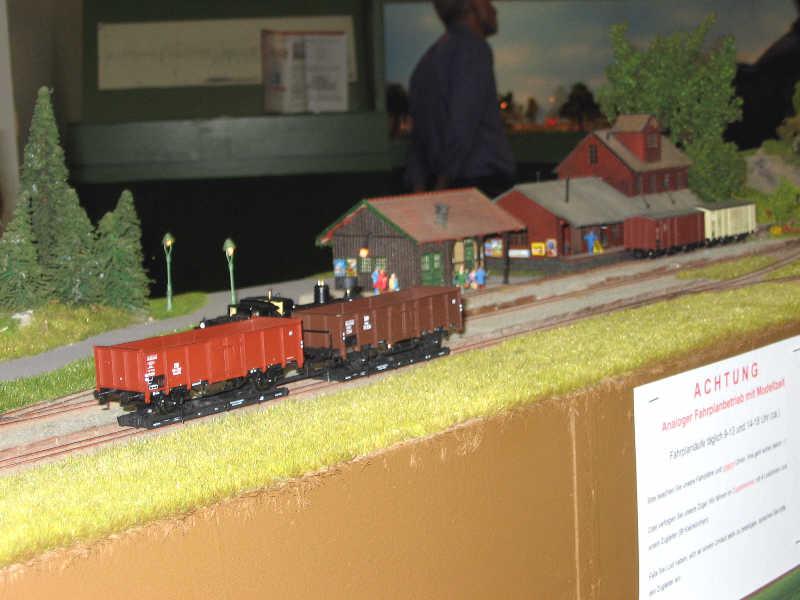 Mas vagones de mercancías cargados en truck portadores