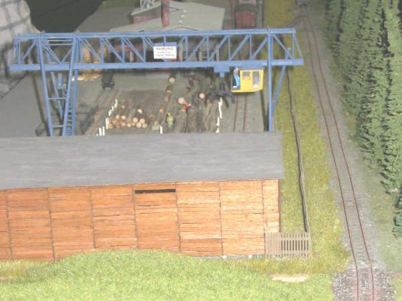 En uno de los extremos se encontraba un módulo con un cargadero de troncos y su grua correspondiente