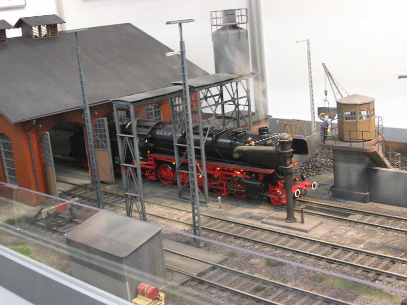 Maqueta de escala 1 con locomotoras funcionales y con vapor. Impresionante cuando salen los chufs de los cilindros